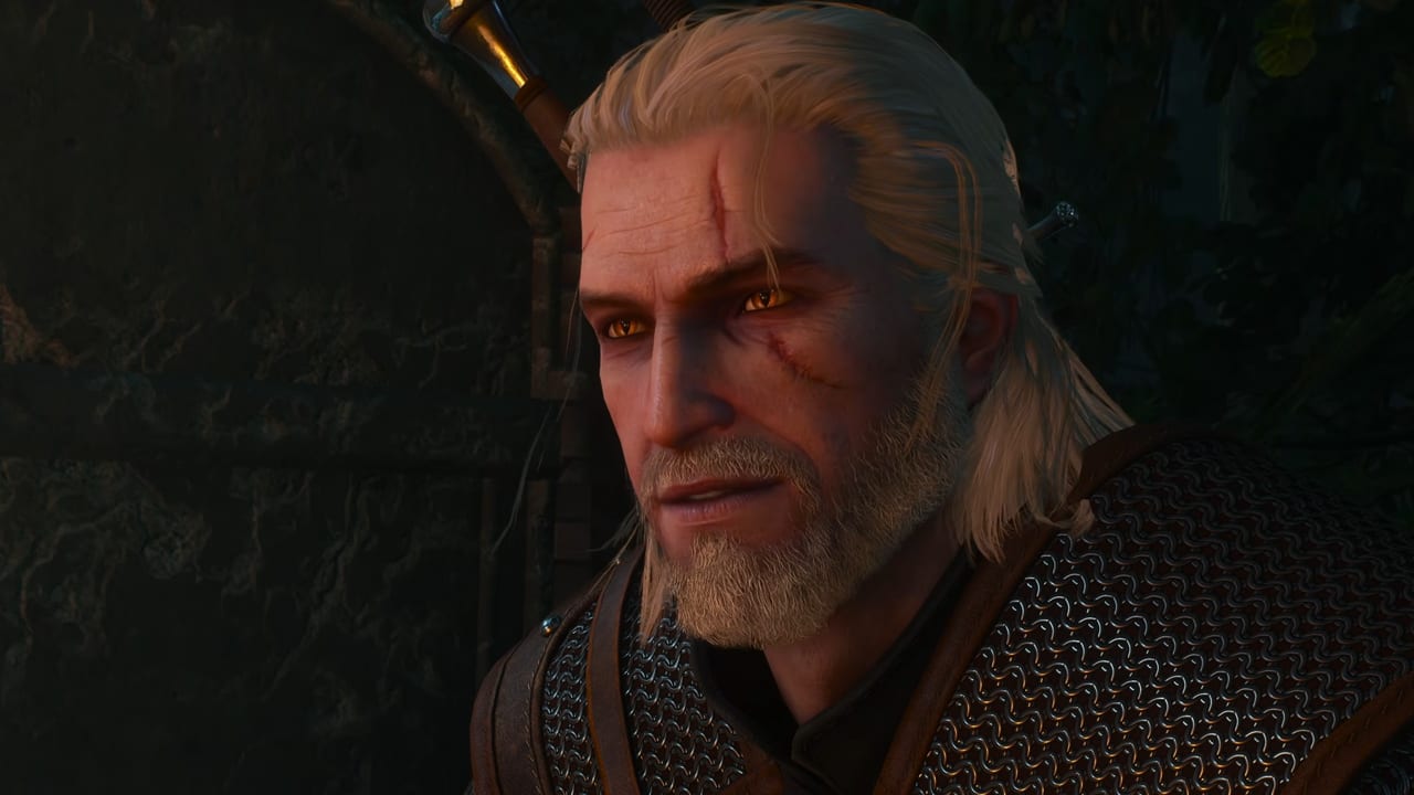 Nahaufnahme von Geralt von Riva in The Witcher 3: Wild Hunt — Remastered: weißes Haar, bernsteinfarbene Augen und Kettenhemd im warmen Fackellicht.