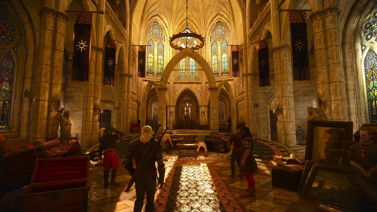 Geralt in einer gotischen Kathedrale in The Witcher 3: Wild Hunt — Remastered, mit Buntglasfenstern, Bannern und sonnendurchflutetem Stein.
